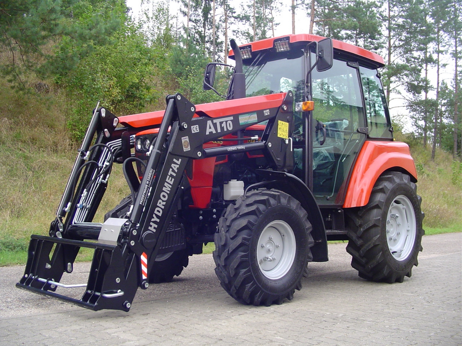 ŁADOWACZ AT-10 O UDŹWIGU 1200 KG.
